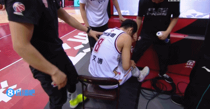 陆文博突破摔倒膝盖受伤 接受治疗后坐担架离场