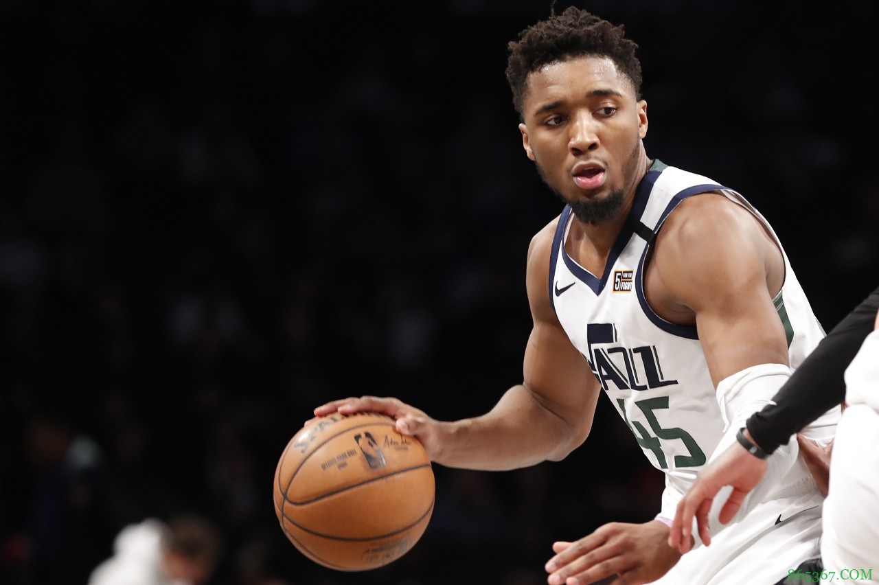 米切尔:领先太多防守容易不专注 这需要我们重点解决