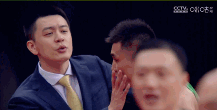 ?郭艾伦抱怨裁判领到赛季第8个技犯 杨鸣急忙上前将其嘴捂住