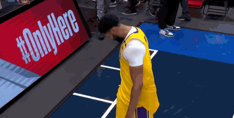 浓眉疑似不满出场时间限制 被换下时踢广告牌表达不满