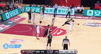 郭艾伦突破被吹本场第三次进攻犯规 累计6犯离场