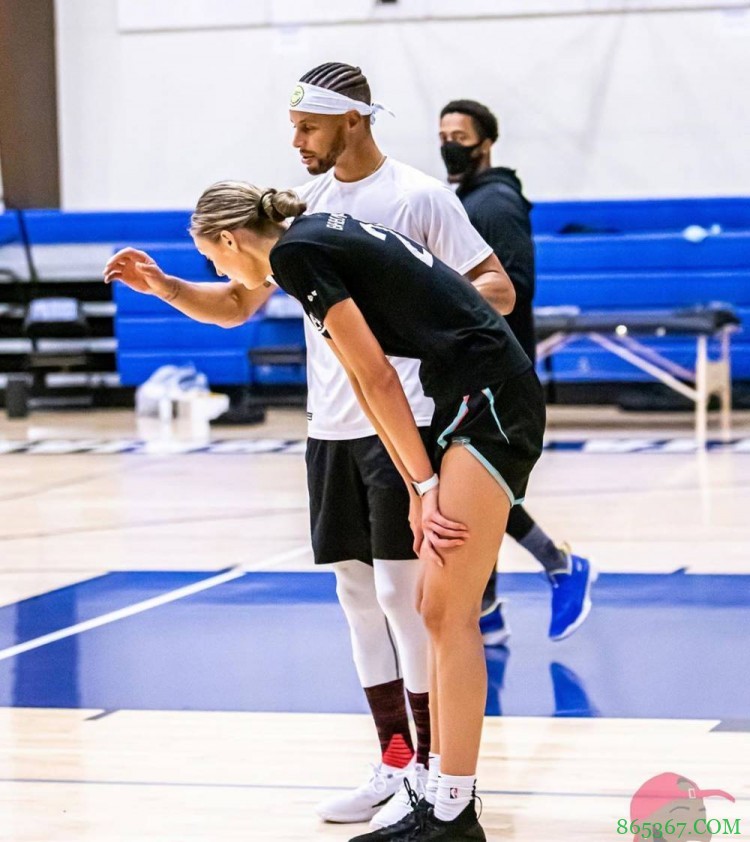 库里祝贺妹妹NCAA女篮夺冠:你好吗冠军?将它带回湾区