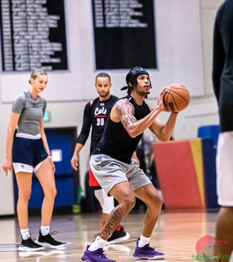 库里祝贺妹妹NCAA女篮夺冠:你好吗冠军?将它带回湾区