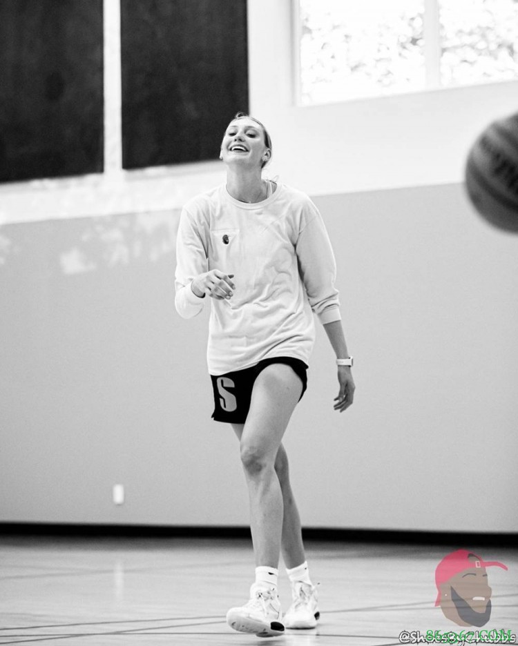 库里祝贺妹妹NCAA女篮夺冠:你好吗冠军?将它带回湾区