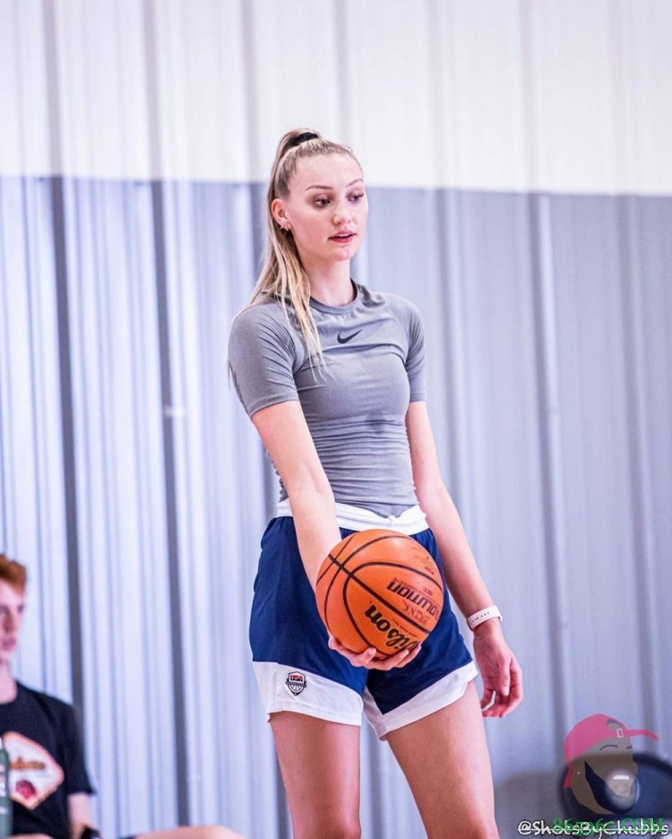 库里祝贺妹妹NCAA女篮夺冠:你好吗冠军?将它带回湾区