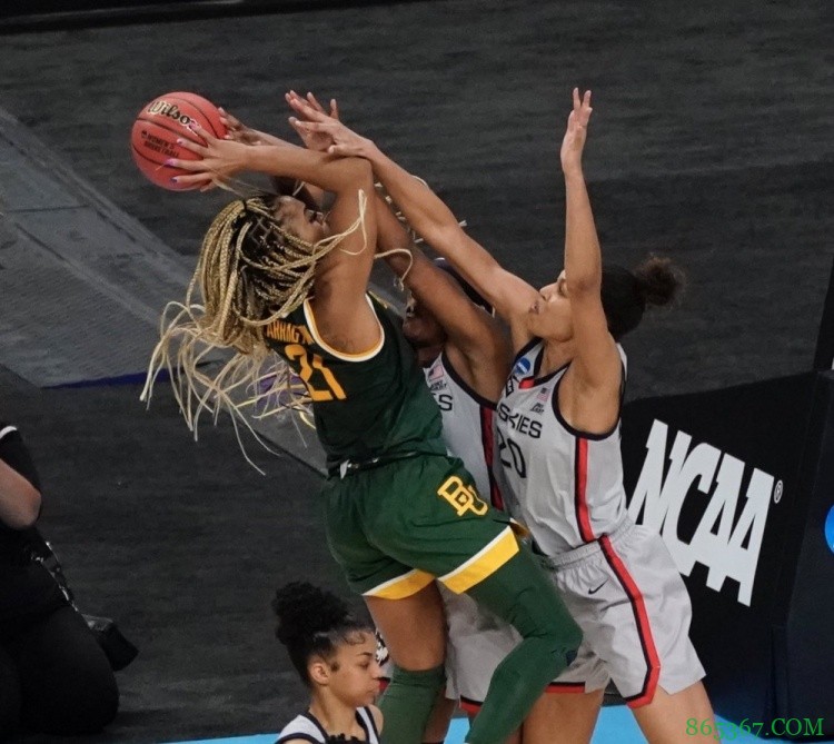 ?NCAA现争议漏判 詹姆斯表示应该是犯规 你觉得呢?