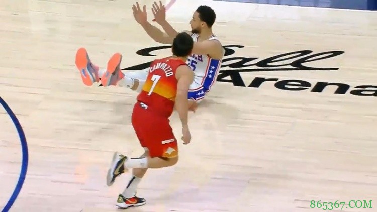 Boom!坎帕佐比赛中撞翻本西 该片段冲上推特热搜