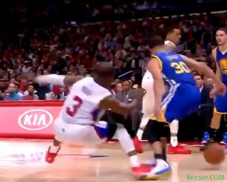 6年前的今天：库里两次背运终结保罗脚踝 中距离空心命中