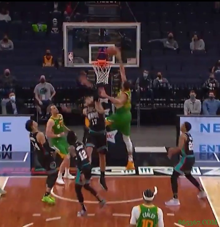 大鹏展翅!戈贝尔跟进接球暴力隔扣瓦兰2+1!