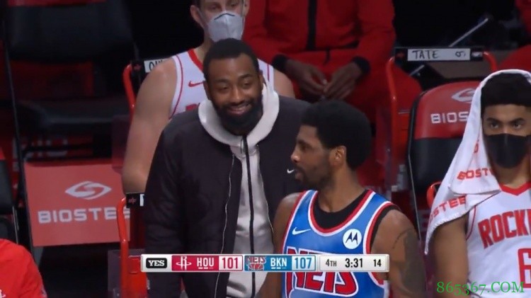 ?猜猜说了些啥？沃尔与欧文比赛期间在场边互动交流