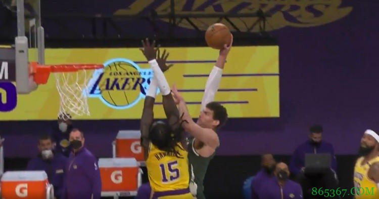 霸王举鼎！大洛暴力隔扣 将哈雷尔连人带球“塞进篮筐”！