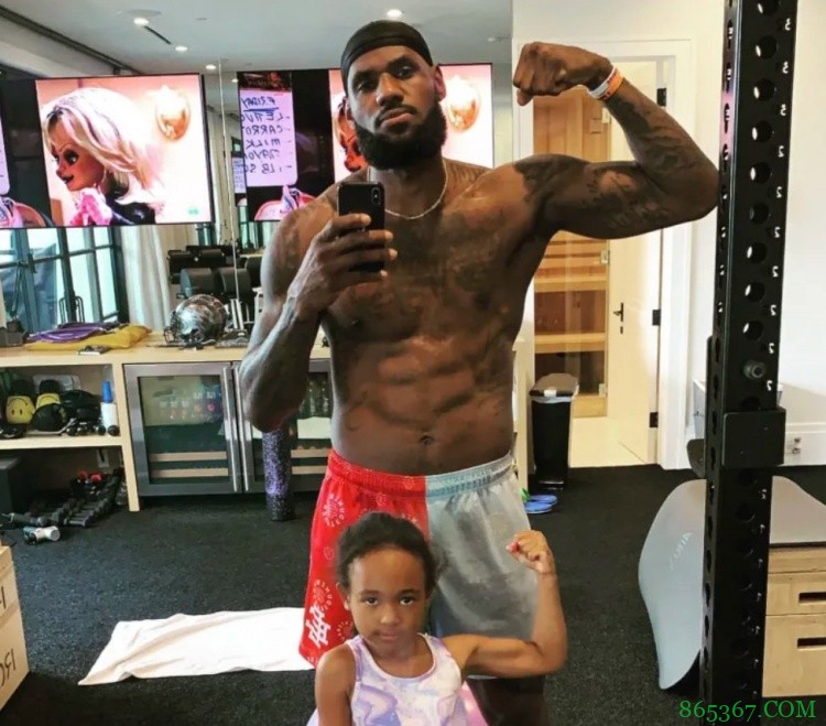 今天我的训练搭档!詹姆斯社媒晒与女儿一起训练照片