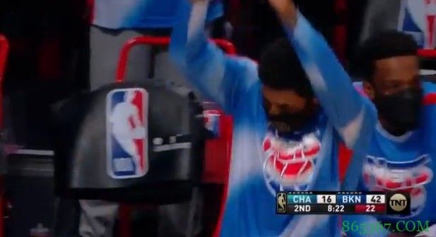 阿德招牌式背身单打命中!欧文场下搞怪模仿