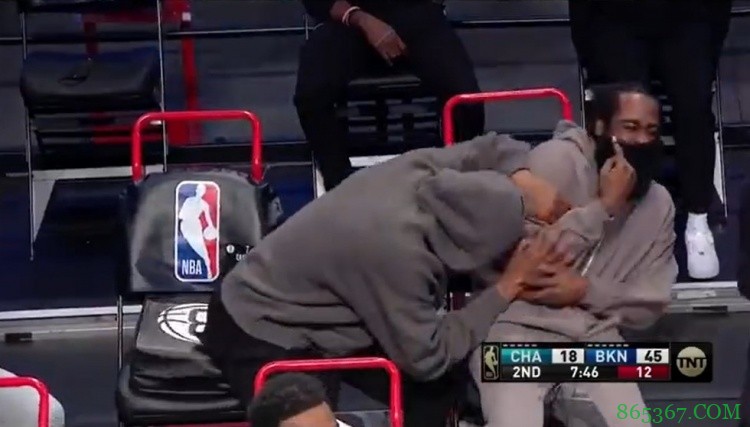 你俩干啥呢!篮网大比分领先 杜兰特哈登在板凳席上嬉戏