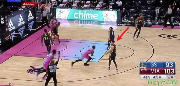 伊戈达拉三分颜射库里！球进之后库里惊讶望向一哥