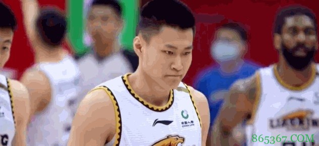 大C失误后朝板凳席走去的表情??