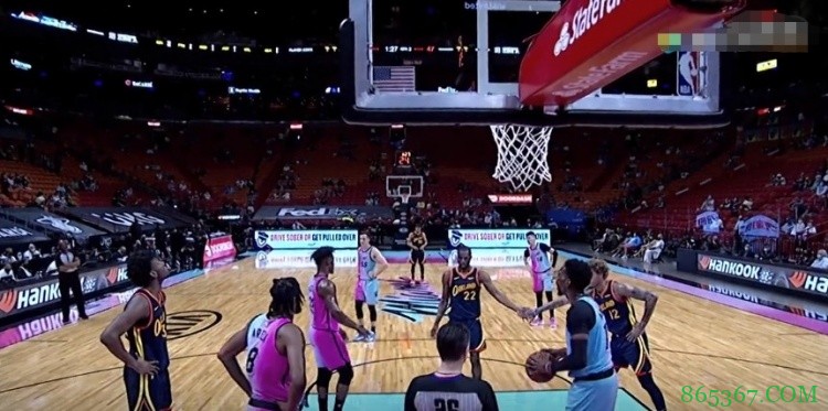 哥俩好!维金斯罚球命中巴特勒上前与其击掌 嘴哥微微一笑