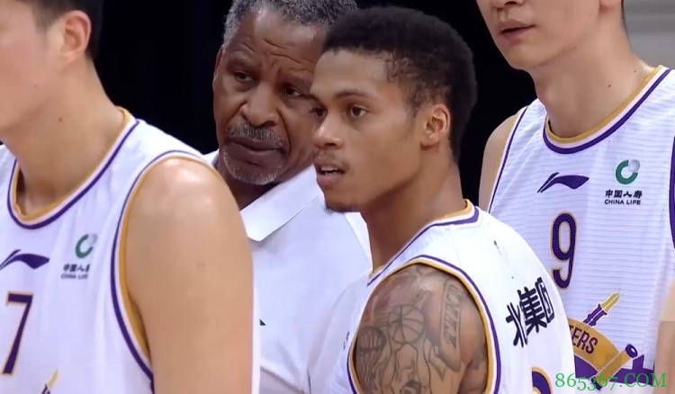 乔杨突破时脚蹬到刘传兴敏感部位 裁判判刘传兴阻挡&乔杨违体