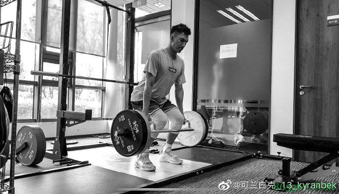 可兰白克发博:四月是美好的开始!今天我终于痊愈了!