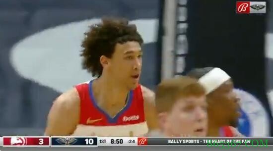 这都能扣！海耶斯滑翔大后仰空接单臂将球摁进篮筐