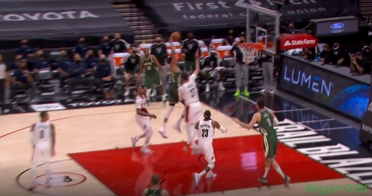 制霸攻防！字母哥血帽CJ后攻防转换三分线起步滑翔劈扣