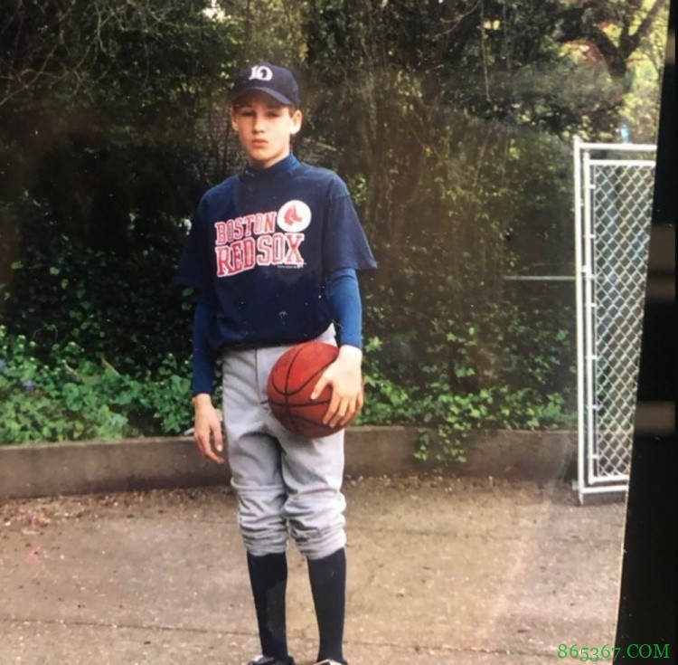 挺秀气！克莱晒童年旧照 上身红袜球衣喜迎MLB新赛季