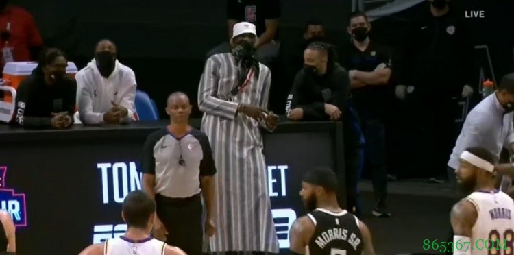 ?可还行？伊巴卡一袭长衫在场边观战