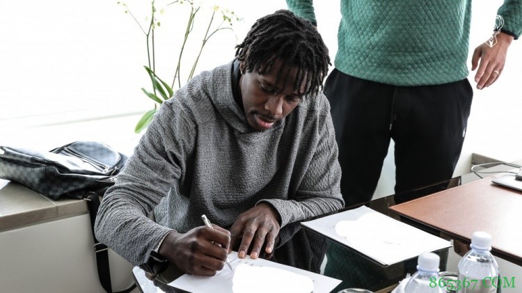 官方：雄鹿与朱-霍勒迪签下一份多年提前续约合同