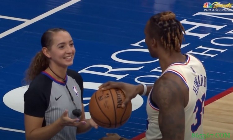 美女裁判与霍华德互动被逗得全程微笑 此前还曾和077“坠入爱河”