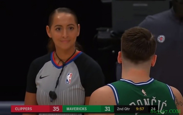 美女裁判与霍华德互动被逗得全程微笑 此前还曾和077“坠入爱河”