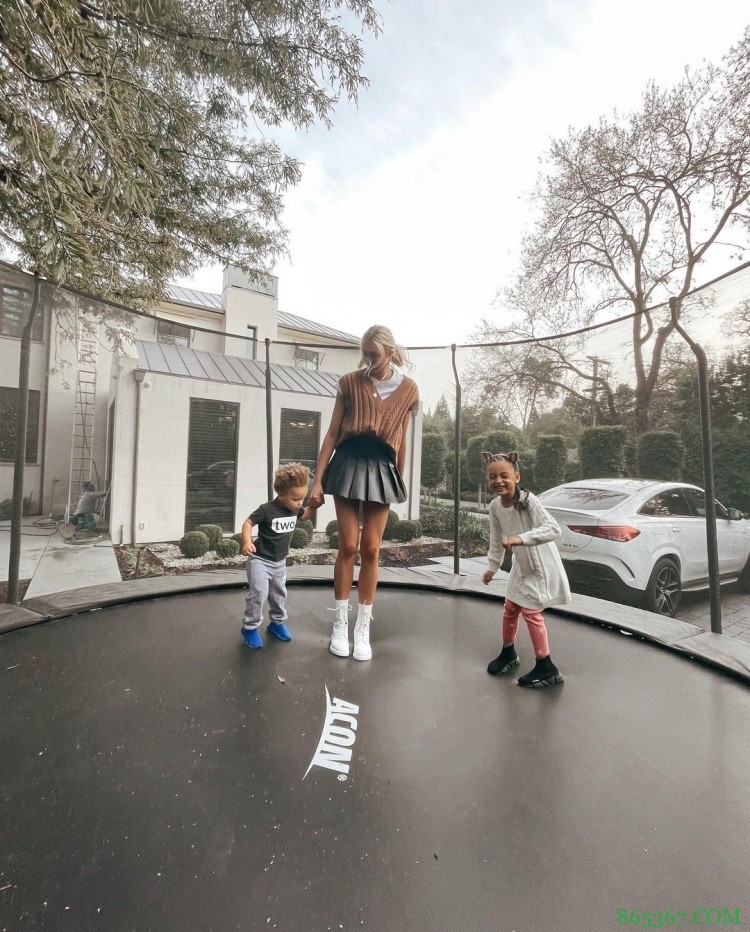 库里祝贺妹妹NCAA女篮夺冠:你好吗冠军?将它带回湾区