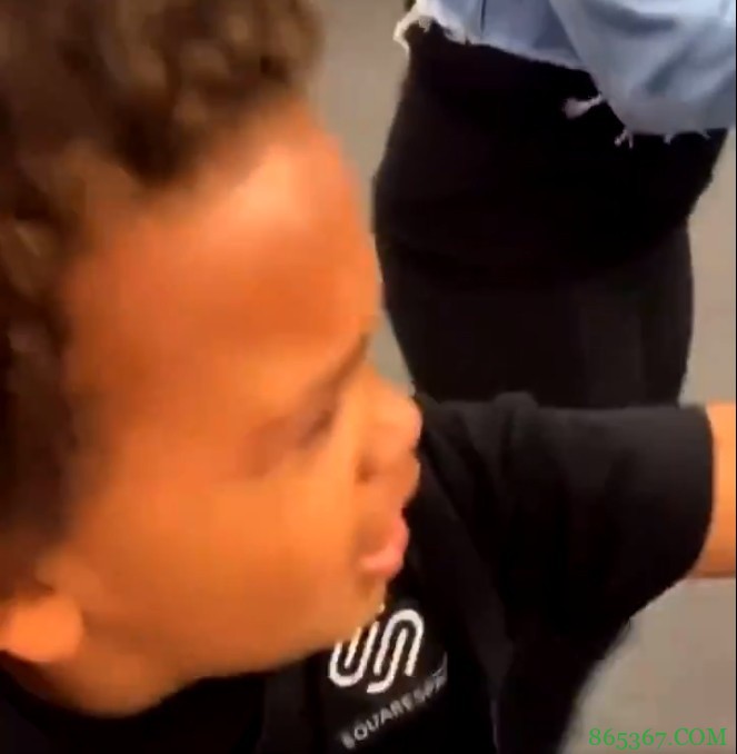 真·恐怖时刻!兰德尔儿子赛后指着篮网海报哭泣:我恨他们