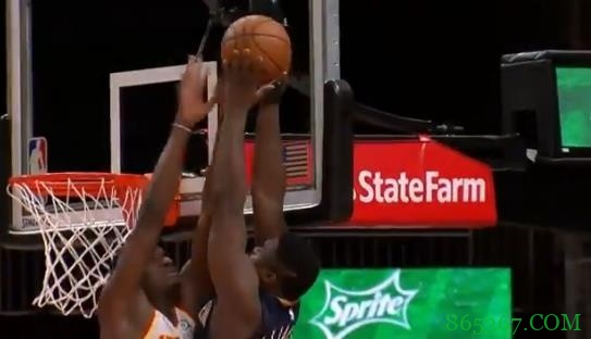 锡安空接暴扣被卡佩拉双手拍掉 本季已被帽96次