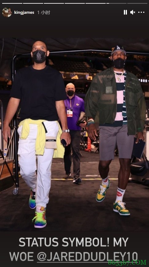 炫富装X套装?詹姆斯“不慎”露出一沓美金:身份的象征 苦恼