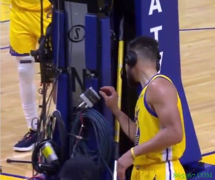 库里修麦克风 外媒感叹:原来还是个IT技术支持工程师