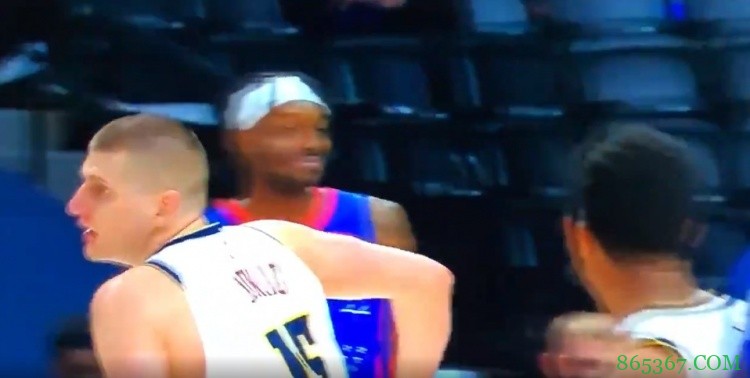 约基奇精彩背打转身暴扣 慢镜头格兰特露出欣慰骄傲微笑