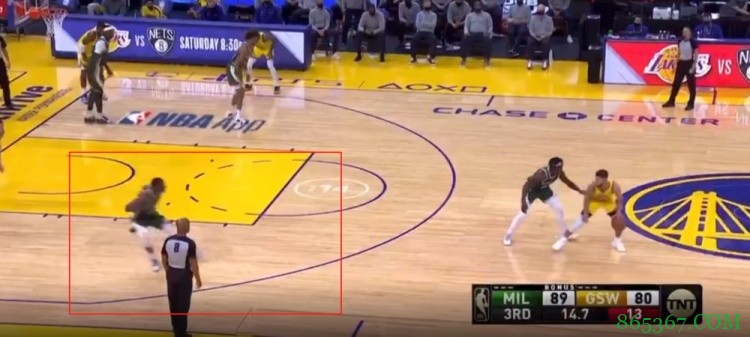 哈哈!字母哥哥屡次鬼畜防守隔空吓唬库里 库里不受干扰三分命中