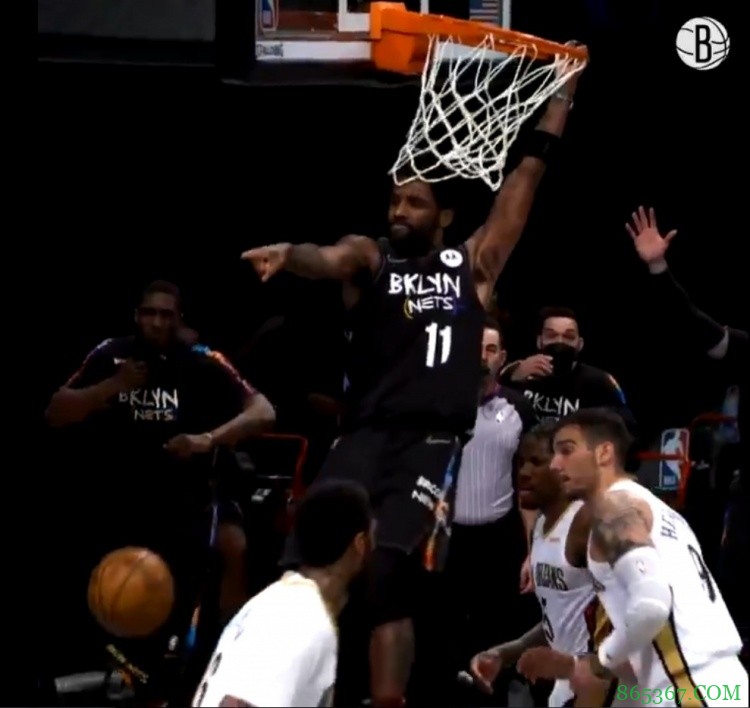 不秀手活秀弹跳！欧文转身过人&面对两人防守双手挂筐暴扣