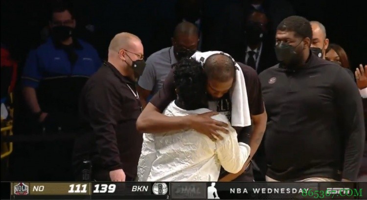 ?你才是真正的MVP！杜兰特赛后在场边拥抱母亲