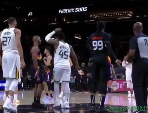 搞心态！米切尔关键球罚丢保罗找他击掌庆祝 前者一把甩开