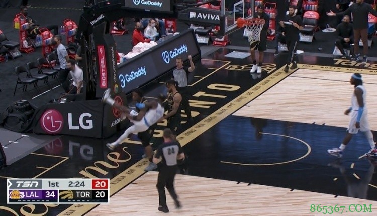 因冲突时离开板凳席而被禁赛 范弗里特转发相关新闻:哈哈