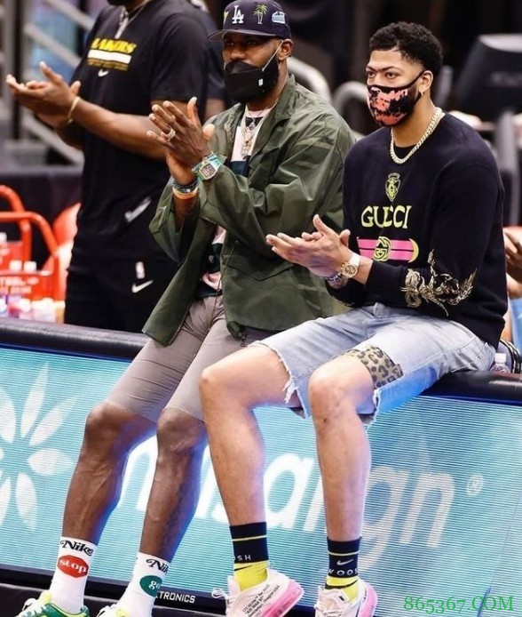 暗示即将回归?!詹姆斯社媒晒与AD合照:暴风雨即将到来