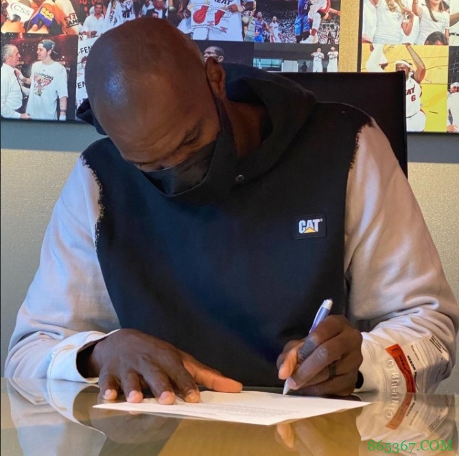 官方:热火已正式与戴德蒙签约 后者将身披21号球衣