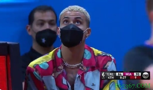 韦伯调侃库兹马穿花衬衫观战:他是热火人?