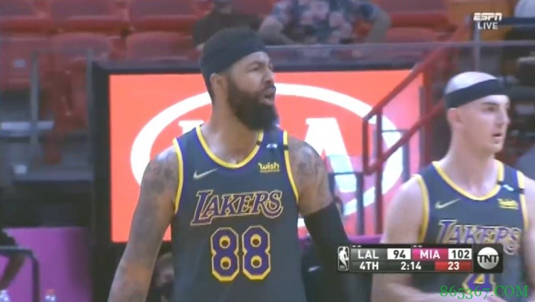 大莫里斯认为裁判漏判 不回防直接找裁判对线 被判两T驱逐!