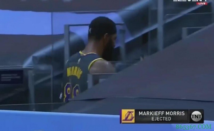 大莫里斯认为裁判漏判 不回防直接找裁判对线 被判两T驱逐!