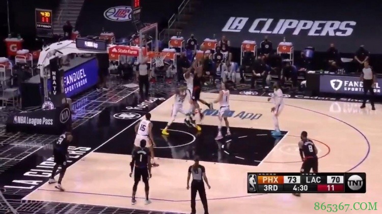 视觉效果炸裂！小卡空中对抗单臂隔扣艾顿