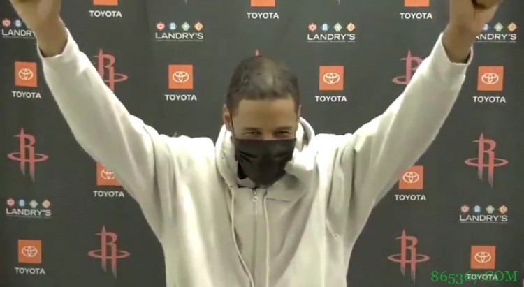 谈到球队有了稳定的首发 塞拉斯非常罕见地在采访中露出笑容