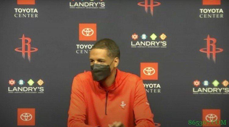 谈到球队有了稳定的首发 塞拉斯非常罕见地在采访中露出笑容