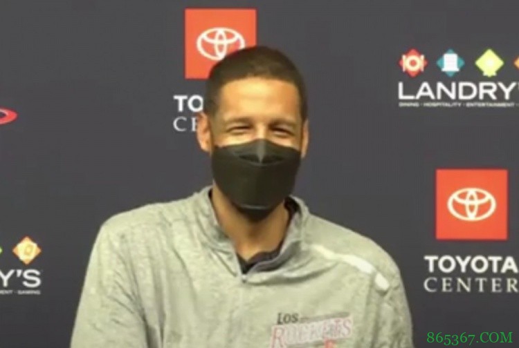 谈到球队有了稳定的首发 塞拉斯非常罕见地在采访中露出笑容